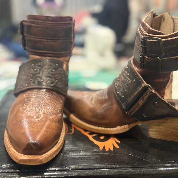 Freebird Brown Leather Ankle Boots with Intricate Detailing - Picture 5 of 7